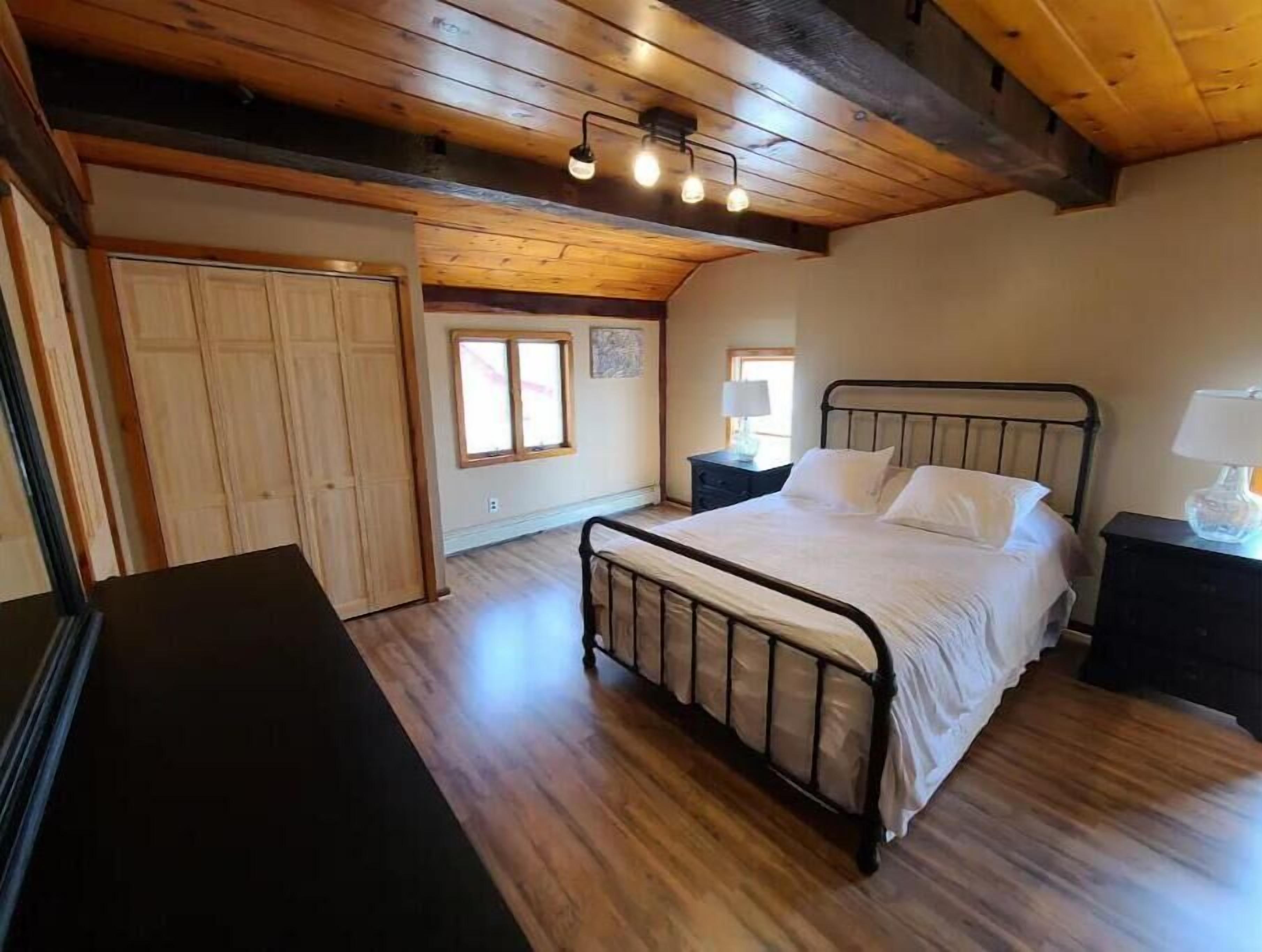 2 habitaciones, tabla de planchar con plancha, wifi y ropa de cama 