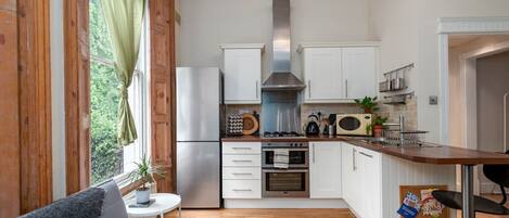 冷蔵庫、電子レンジ、オーブン、食器洗い機