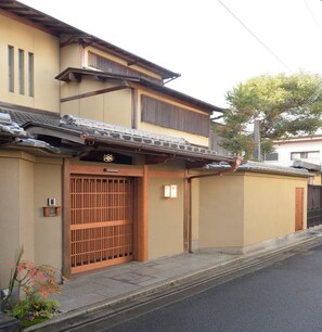 Exterior detail - Gion Oyado Kikutani (Kyoto)