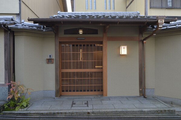 Exterior detail - Gion Oyado Kikutani (Kyoto)