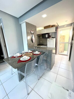 Apartamento conforto, 2 quartos, vista para a piscina | Sala de jantar