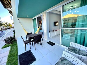 Apartamento conforto, 2 quartos, vista para a piscina | Vista do quarto