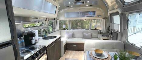 Geladeira, micro-ondas, fogão, cooktop