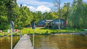 Un chalet au bord du lac, doté d’un quai, d’un espace salon extérieur et d’une terrasse.