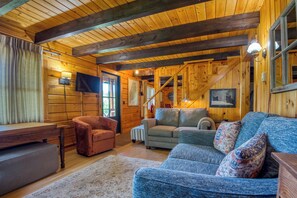 Televisión, reproductor de DVD, libros y estéreo 