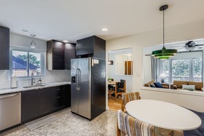 Refrigerador, microondas, horno y parrilla de estufa 