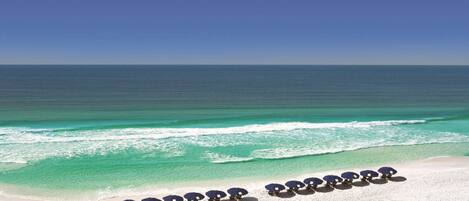 En la playa, sillas reclinables de playa