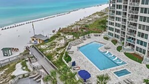 Ein Hotel mit Pool, Zugang zum Strand und Meerblick.