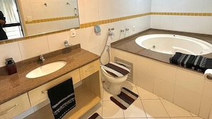 Phòng đôi hoặc 2 giường đơn tiện nghi đơn giản | Phòng tắm | Bồn tắm và buồng tắm vòi sen riêng, bồn tắm thủy lực, khăn tắm 