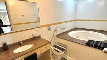 Quarto casal ou duplo conforto | Banheiro | Banheira e chuveiro separados, banheira de hidromassagem