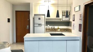 Comfort kamer, 1 twee- of 2 eenpersoonsbedden | Privékeuken | Een koelkast, een magnetron, een koffiezetapparaat/waterkoker