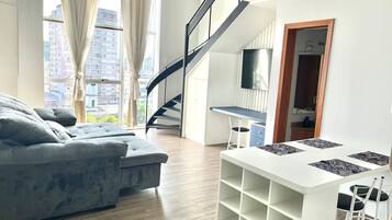 Comfort kamer, 1 twee- of 2 eenpersoonsbedden | Woonruimte | Een 43-inch smart-tv met digitale zenders en een televisie