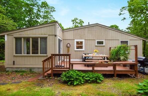 Outdoor dining - Central AC 3 Min Walk to Pond! (Marstons Mills)