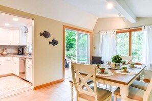 Dining - Central AC 3 Min Walk to Pond! (Marstons Mills)