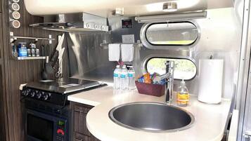 Kjøleskap, mikrobølgeovn, ovn og kokeplater