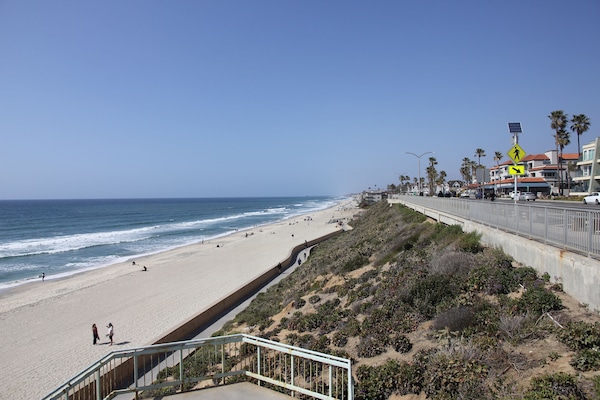 Una playa cerca, sillas reclinables de playa, toallas de playa