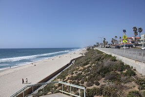 Playa en los alrededores, camastros y toallas de playa 