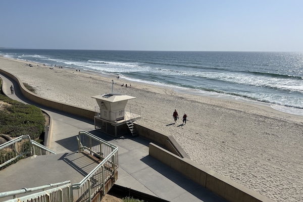 Perto da praia, espreguiçadeiras, toalhas de praia