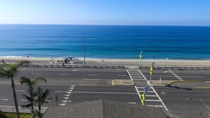 Ubicación cercana a la playa, tumbonas y toallas de playa