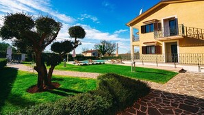A two-story building with a balcony, a swimming pool, and a well-maintained lawn. - Holiday apartment mit Pool und Klimaanlage (Mekiši kod Vižinade)