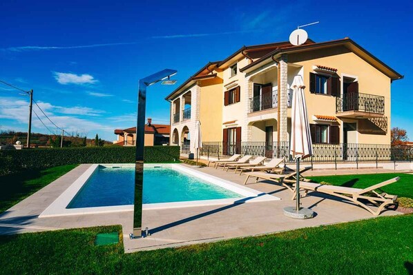 Pool - Holiday apartment mit Pool und Klimaanlage (Mekiši kod Vižinade)