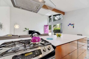 Een koelkast, een microgolfoven, een oven, een kookplaat