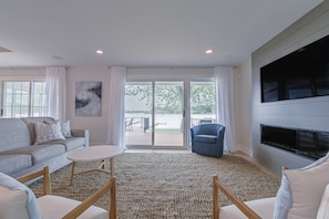Smart TV, fireplace, stereo