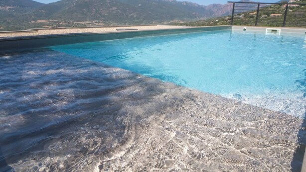 A swimming pool with clear blue water, surrounded by mountains and a beach in the background. - Villa Cupabia, sea view and heated pool (VIGGIANELLO)