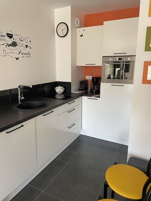 冷蔵庫、食器洗い機、調理器具と食器