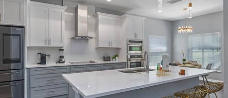 Refrigerador, microondas, horno, placa de cocina