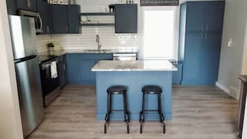 Frigorífico, microondas, horno y placa de cocina