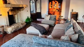 Kamin, Tischtennisplatte, Bücher