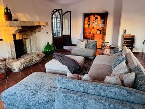 Caminetto, tavolo da ping pong, libri