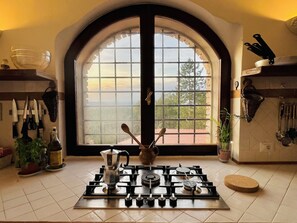 Frigorifero, forno, piano cottura, lavastoviglie