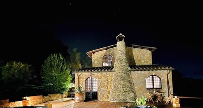 1700s stone farmhouse villa + 2 apartments on 10 acres for 10 guests. With pool!