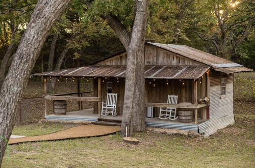 Charming Country Retreat w/ hot tub-10 min from Downtown McKinney!