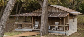 Charming Country Retreat w/ hot tub-10 min from Downtown McKinney!