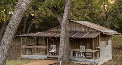 Charming Country Retreat w/ hot tub-10 min from Downtown McKinney!