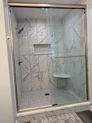 Duschwanne, Haartrockner, Handtücher, Toilettenpapier