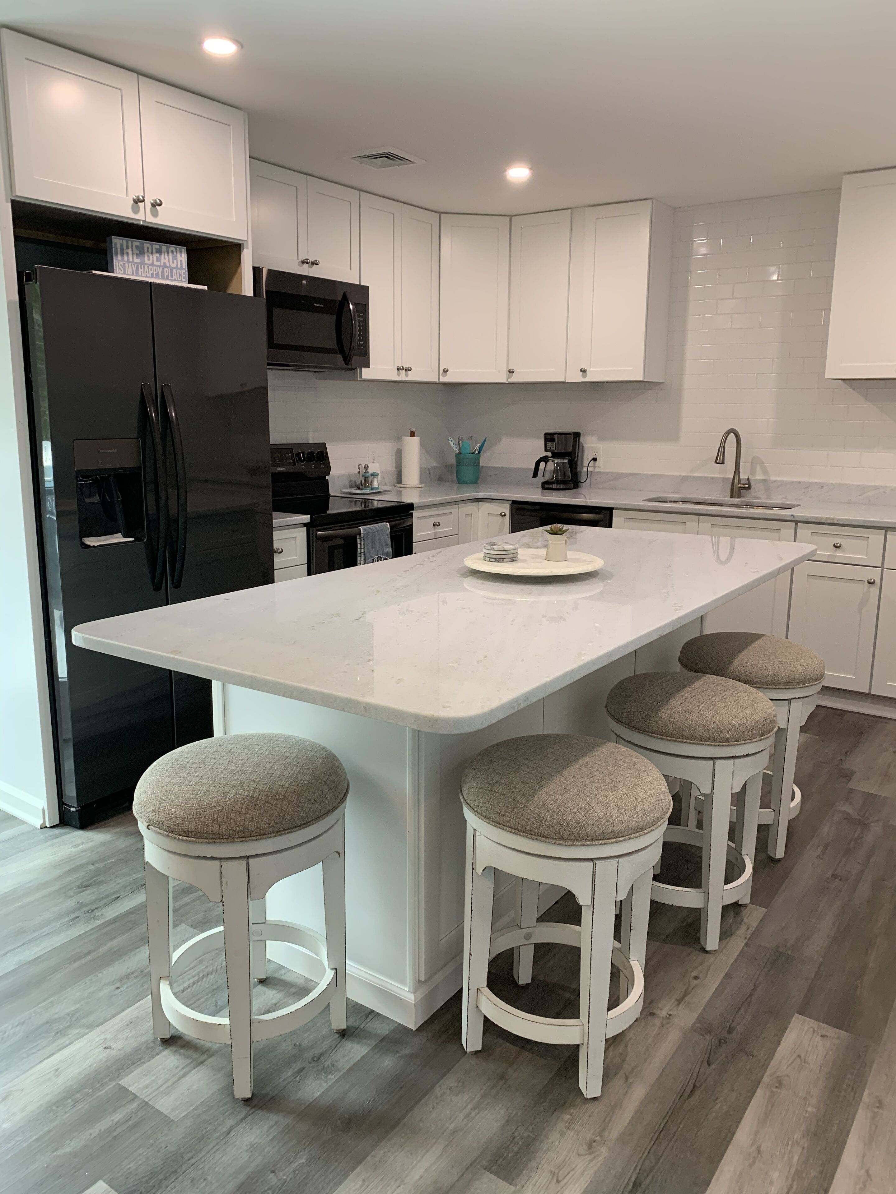 Réfrigérateur, micro-ondes, four, plaque de cuisson