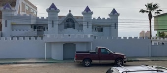 Romantic Mexican Castle w/ocean view and balcony