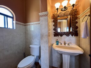 Regadera, secadora de cabello, toallas, papel de baño 