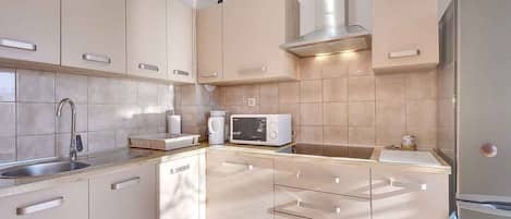 Køleskab, mikrobølgeovn, kogeplade, kaffe-/temaskine