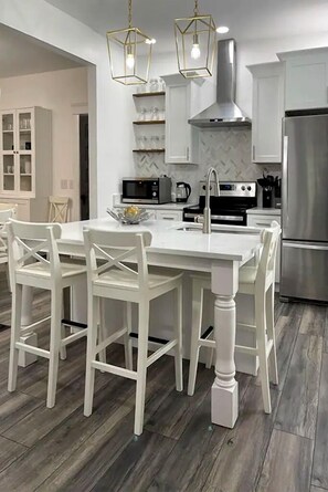 Fridge, microwave, stovetop, dishwasher - Cozy Historic home with 2 king size beds in Sanford (Sanford)