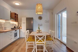 Fridge, oven, stovetop, dishwasher