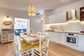 Fridge, oven, stovetop, dishwasher - Holiday home with air conditioning (Premantura)