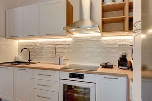 冷蔵庫、オーブン、コンロ、食器洗い機