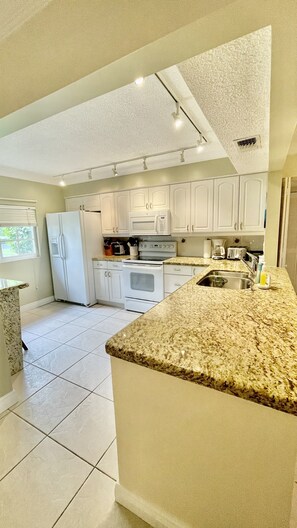 Fridge, microwave, oven, stovetop - Lovely 2BED 2BA Apartment with pool near the beach (Pompano Beach)