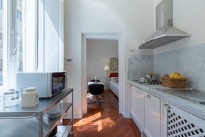 Réfrigérateur, micro-ondes, plaque de cuisson, lave-vaisselle