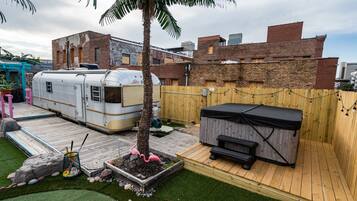 Tina de hidromasaje al aire libre